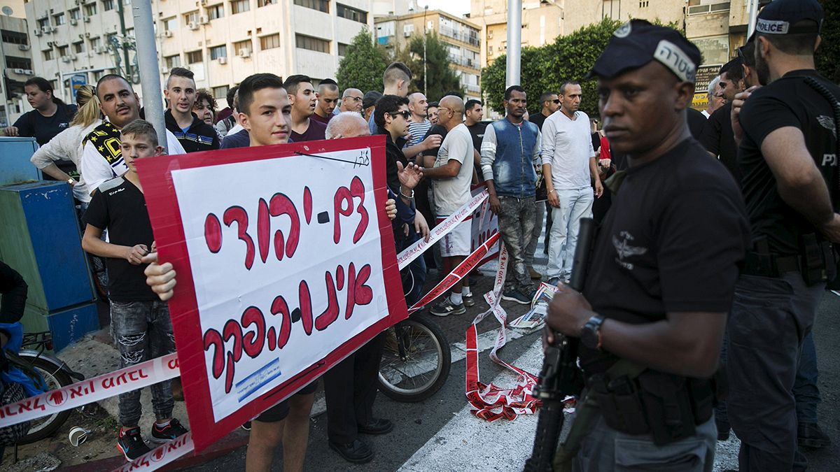 مقتل فلسطينيين على يد الشرطة والجيش الاسرائيلي وطعن أربعة إسرائيليين