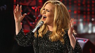 Adele, yeni şarkısı "Hello" ile rekor kırdı