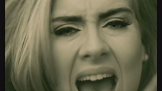 Adele irrumpe con "Hello" como canción más vendida de la semana en EE.UU.