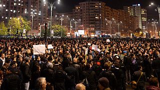 Düh és gyász a korrupció elleni tüntetésen Bukarestben