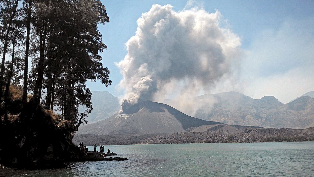 Tourists stranded as volcanic ash cloud closes Bali airport