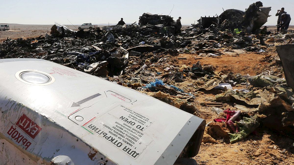 Nuevos indicios apoyan la teoría de que el avión ruso del Sinaí fue víctima de un "artefacto explosivo"