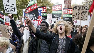 دانشجویان در لندن به گرانی شهریه ها اعتراض کردند