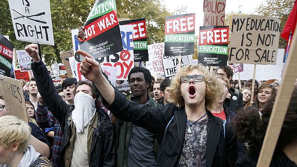 Londra. Protesta contro tasse universitarie degenera in scontri con polizia Londra. Protesta contro tasse universitarie degenera in scontri con polizia