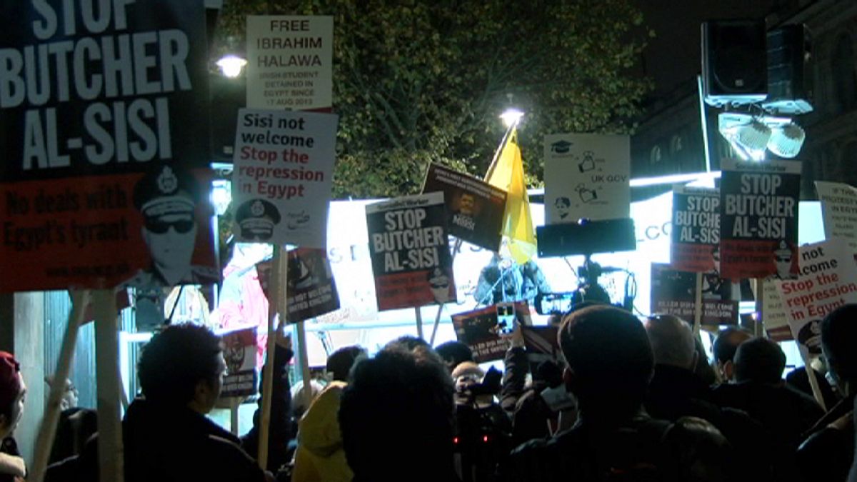 Mısır Cumhurbaşkanı Sisi Londra'da protesto edildi
