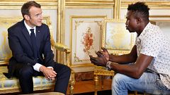 Image: French President Emmanuel Macron meets with Mamoudou Gassama, 22, fr