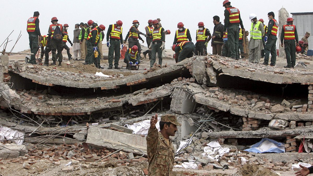 Пакистан: число жертв обрушения на фабрике в Лахоре растет