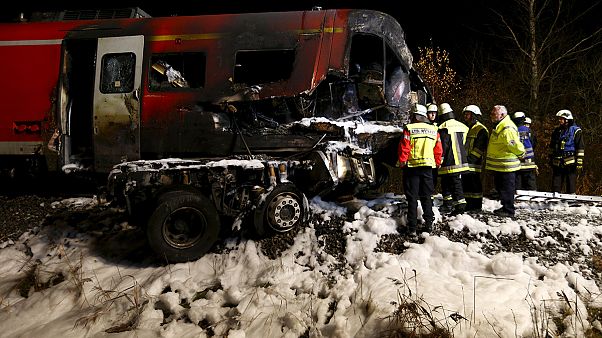Германия: поезд врезался в грузовик Германия: поезд врезался в грузовик