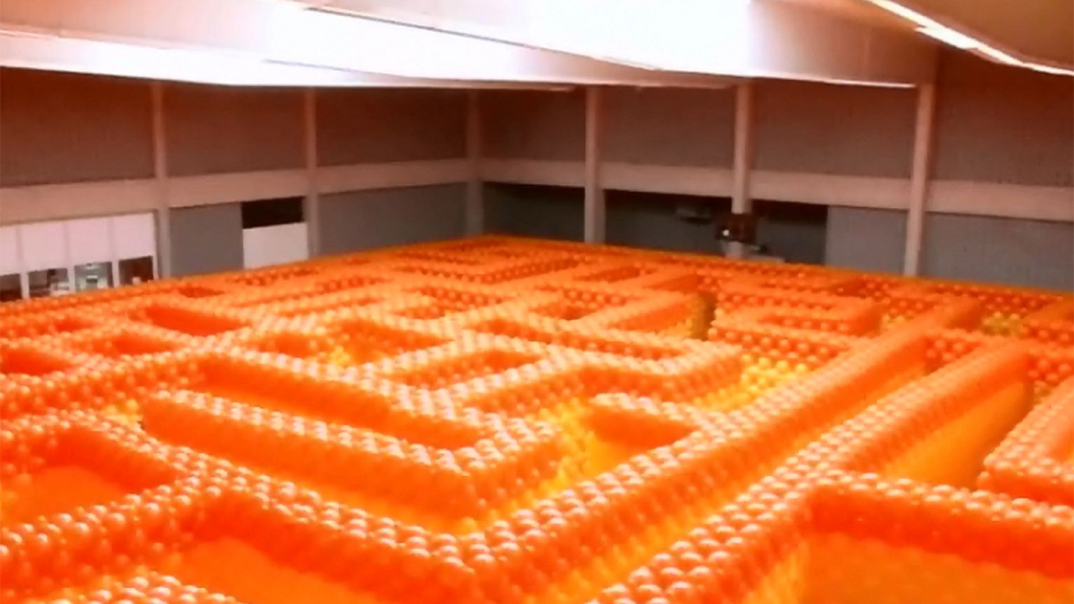 Un labyrinthe en ballons gonflables