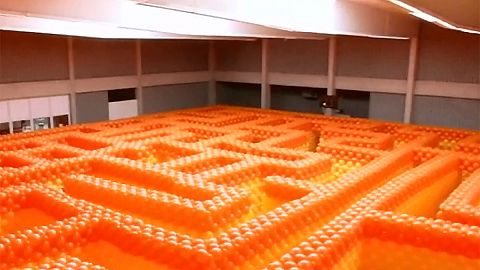 Un labyrinthe en ballons gonflables