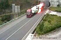 Kína: Lángoló teherautóval hajtott ki a sofőr az alagútból