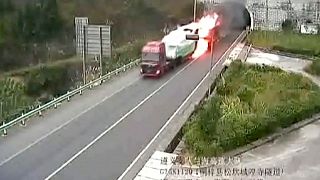 China: un camión en llamas es sacado de un túnel a tiempo