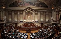 Португалия: судьба правительства Коэлью в руках левых