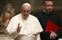 El papa denuncia la explotación laboral en la capital textil de Italia