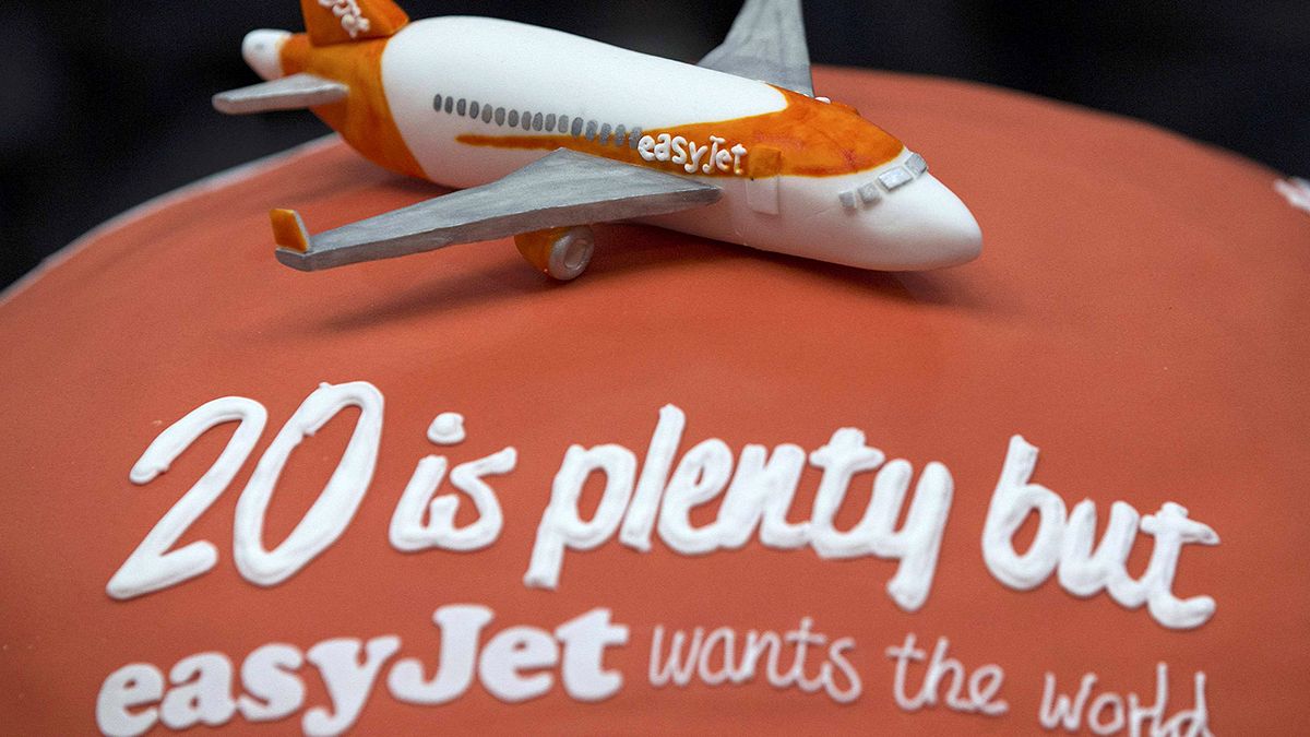 EasyJet cumple veinte años con una nueva política para los clientes y de escalas