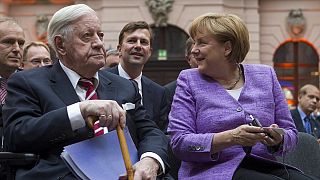 In centinaia rendono omaggio a Helmut Schmidt. Merkel: era istituzione politica