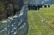Slovenya sınırlarına dikenli tel çekiyor