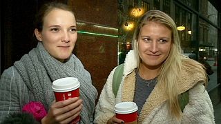 Starbucks sieht rot: nur noch einfarbige Pappbecher zum Fest