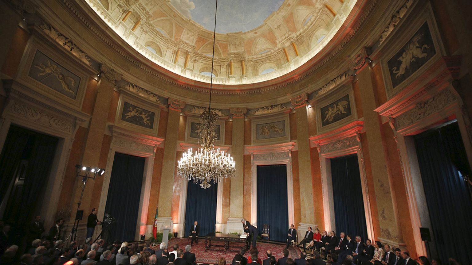 Portugal's president caught in polarity that aborted the government