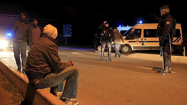 Flüchtlings-Unruhen in Calais: Regierung macht linksradikale Helfer verantwortlich Flüchtlings-Unruhen in Calais: Regierung macht linksradikale Helfer verantwortlich