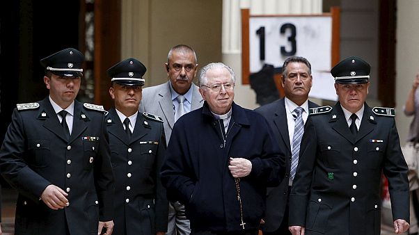 Padre chileno nega acusações de pedofilia Padre chileno nega acusações de pedofilia