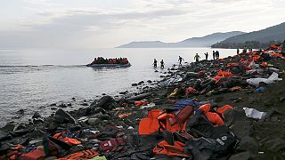 La costa de Lesbos se tiñe de naranja