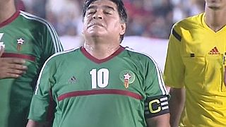 Maradona brilla en una exhibición en el Sáhara Occidental y arremete contra la corrupción de la FIFA