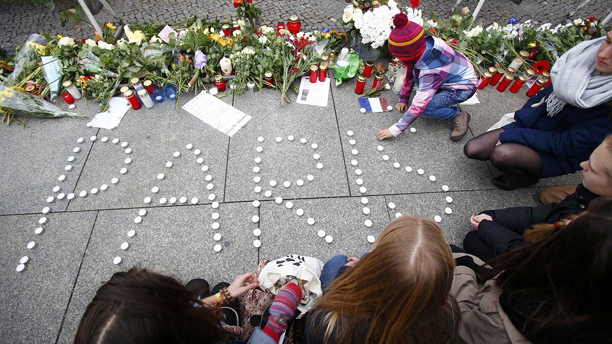 Los atentados de París inundan las redes sociales y ocupan todas las portadas
