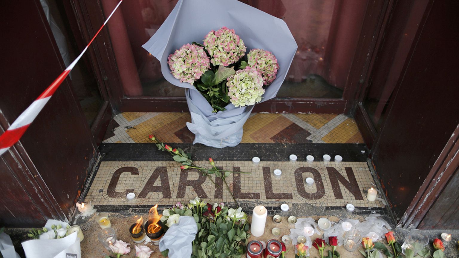 Le monde en bleu blanc rouge par solidarité avec les victimes des attentats de Paris