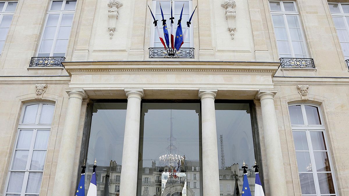 Parigi si risveglia in stato di guerra dopo il massacro