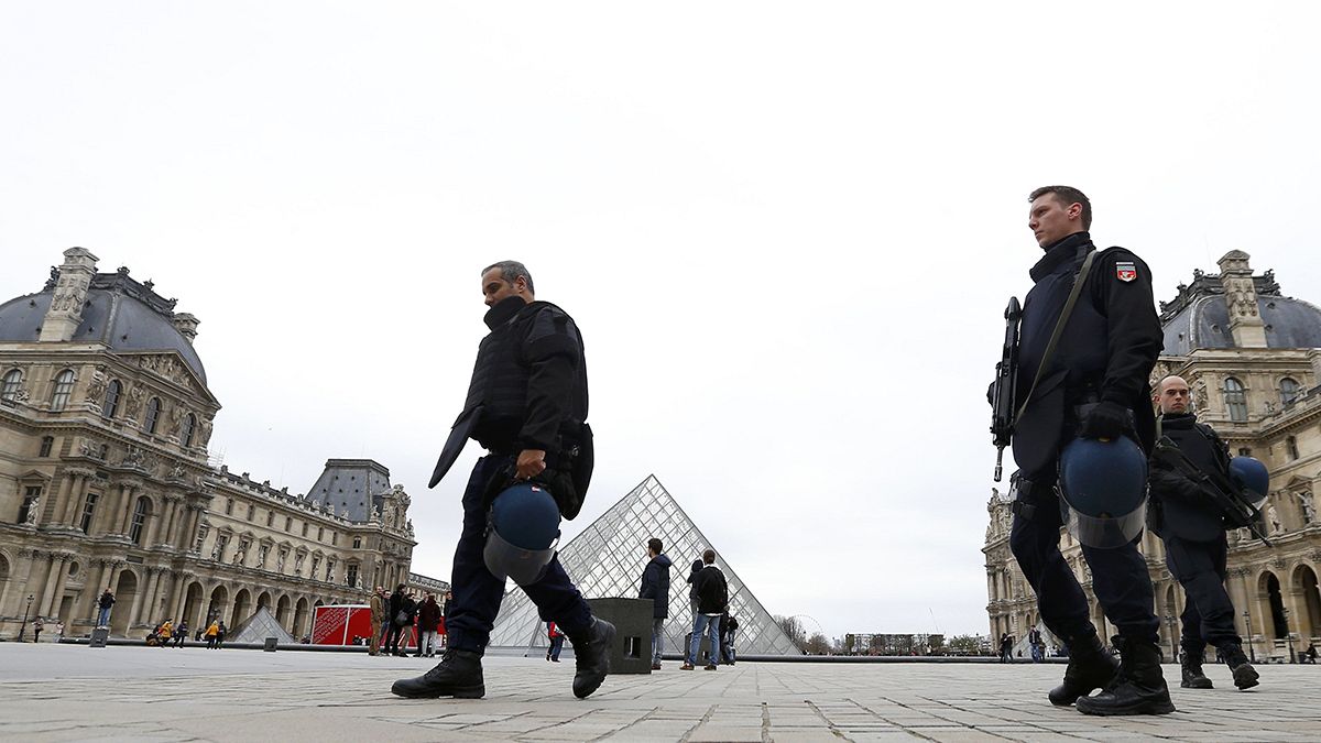 Φρούριο το Παρίσι μετά το εξαπλό τρομοκρατικό χτύπημα