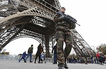 Ataques de Paris: O estado de emergência explicado num minuto