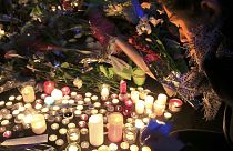 باريس تشعل الشموع و تذرف الدموع بعد هجمات الجمعة الدموية