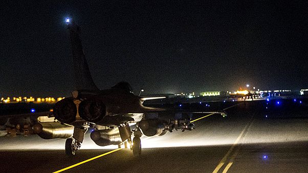 La France bombarde Raqqa, fief de EI La France bombarde Raqqa, fief de EI
