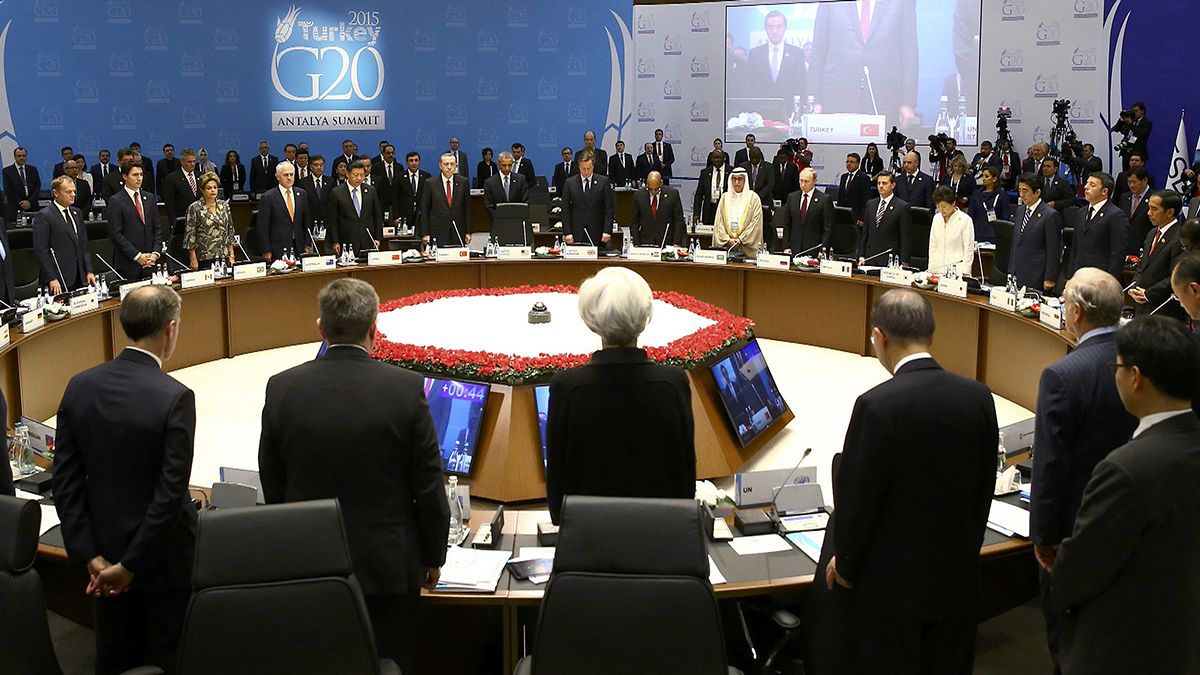 Líderes do G20 observam minuto de silêncio pelas vítimas dos ataques terroristas ocorridos em Paris, na sexta-feira