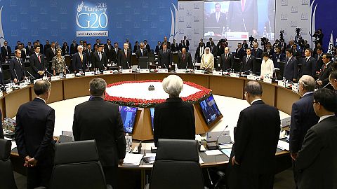 Los líderes del G20 observan un minuto de silencio por las víctimas del ataque el viernes en París