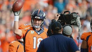 Manning breaks NFL all-time passing record