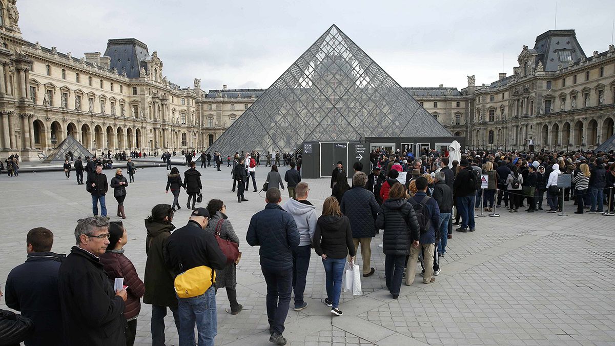 Paris saldırıları turizme de büyük darbe indirdi