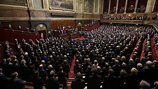 أعضاء البرلمان الفرنسي ينشدون النشيد الوطني