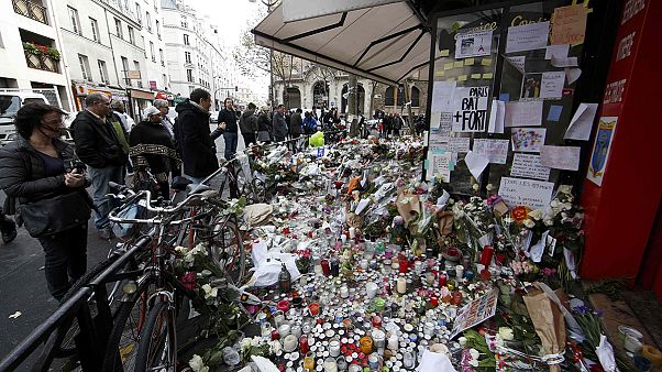 Parigi: c'è ancora paura nell'aria ma la vita continua Parigi: c'è ancora paura nell'aria ma la vita continua