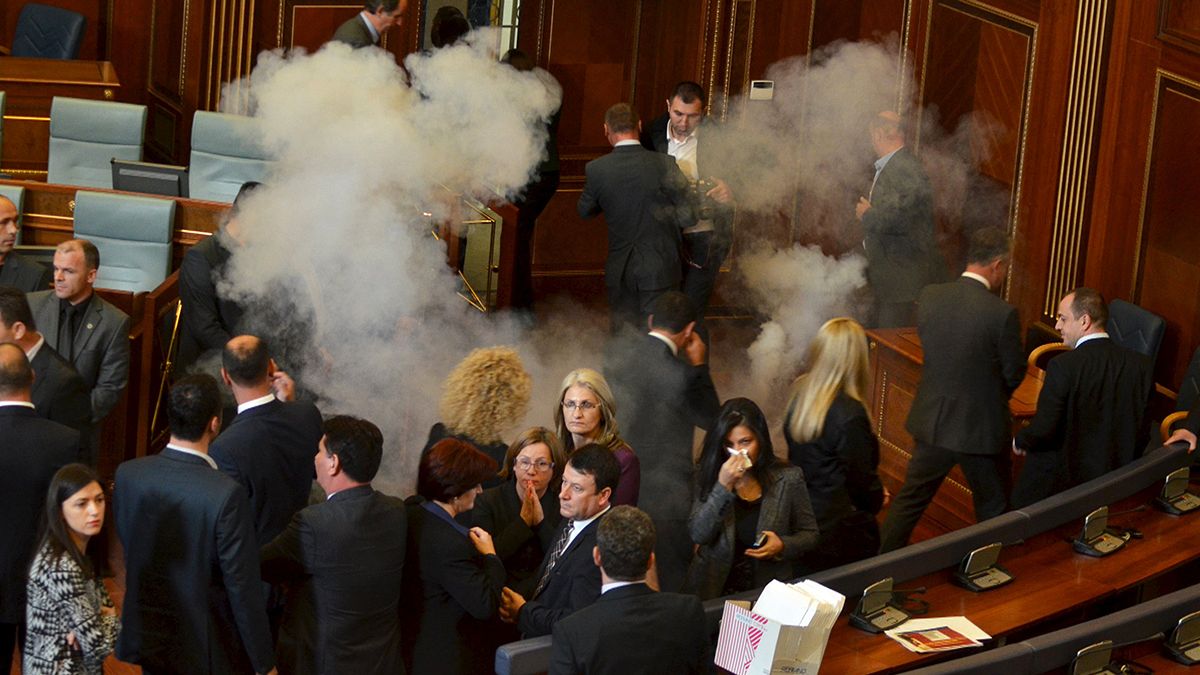 Kosovo: Schon wieder Tränengas-Attacke im Parlament