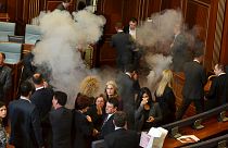 نمایندگان مخالف دولت در پارلمان کوزوو با گاز اشک آور مانع از تصویب یک طرح شدند