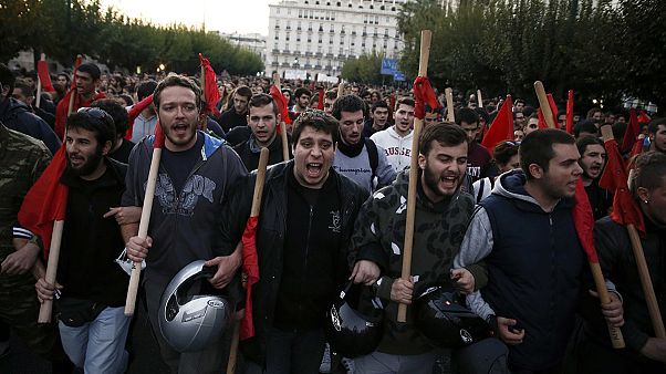 Tsipras, "ha traicionado a la izquierda", según algunos manifestantes en el 42 aniversario de la revuelta que acabó con la Junta de los Coroneles Tsipras, "ha traicionado a la izquierda", según algunos manifestantes en el 42 aniversario de la revuelta que acabó con la Junta de los Coroneles