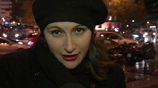 'Tous au bistrot': Parigi combatte il terrorismo sotto l'acqua 'Tous au bistrot': Parigi combatte il terrorismo sotto l'acqua
