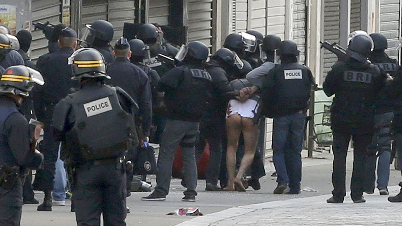 Two suspected terrorists dead, seven arrests in police raid on apartment in Saint-Denis, Paris