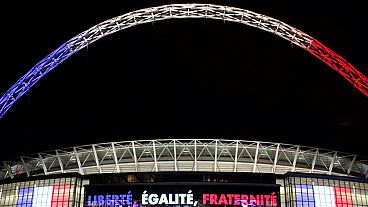 Les supporters français et anglais chantent ensemble la Marseillaise au stade de Wembley