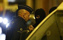 السلطات البلجيكية تشن مداهمات في بروكسل تعتقل 9 اشخاص على صلة بأحد إنتحاري باريس