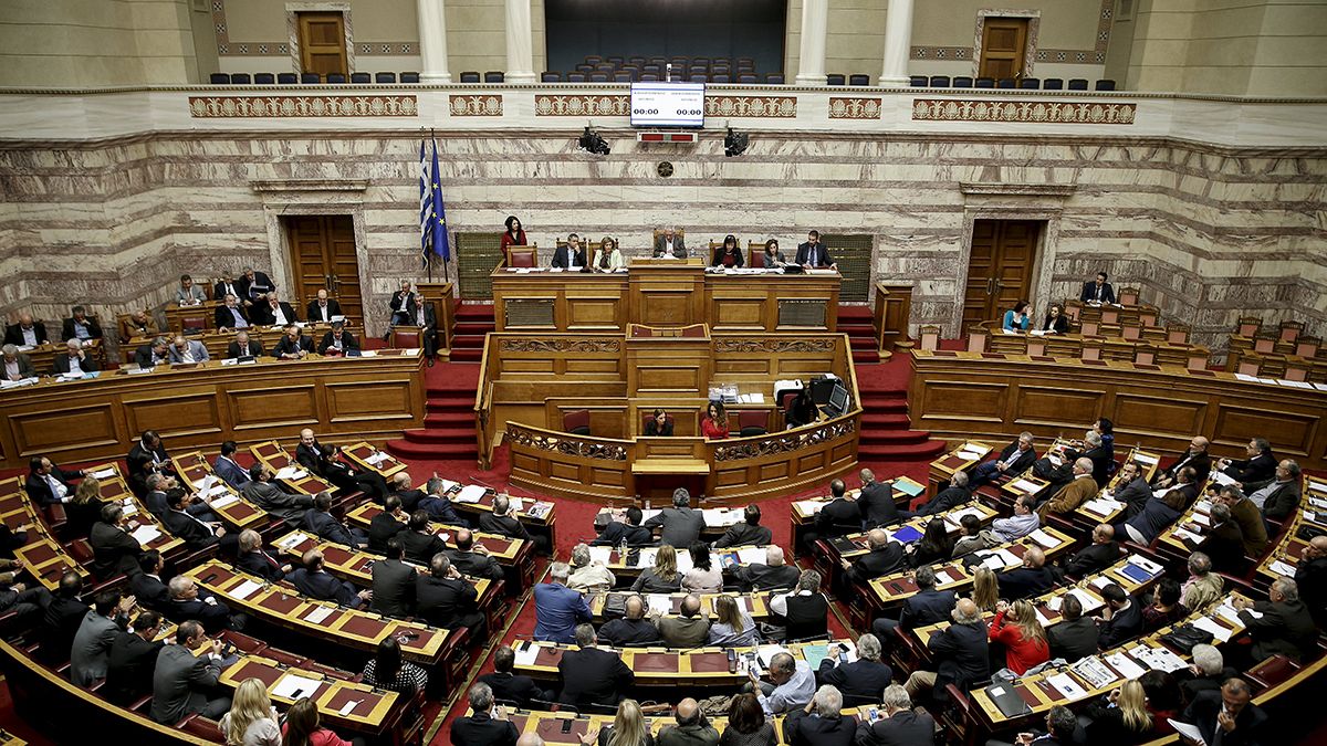 Grécia: coligação perde dois deputados em voto que abre via a novos empréstimos