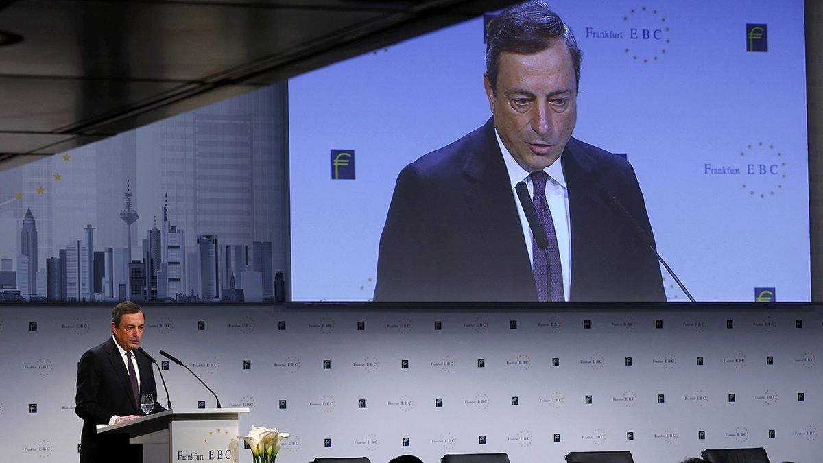 Draghi vuelve a afirmar que el BCE se plantea ampliar la compra masiva de activos