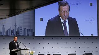 Draghi vuelve a afirmar que el BCE se plantea ampliar la compra masiva de activos